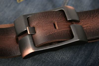 时尚皮具腰带的魅力与搭配指南